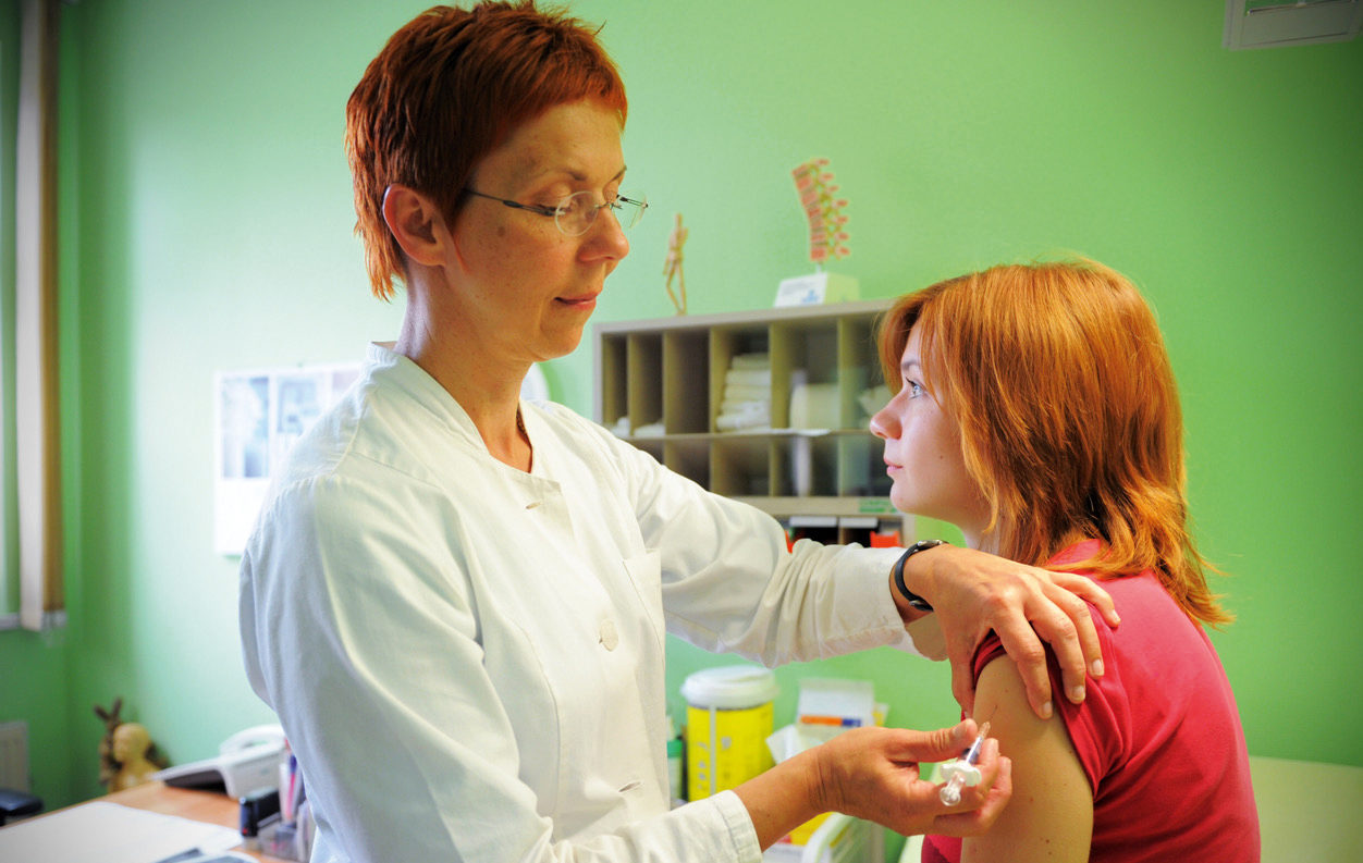 Dipl.-Med. Kirsten Schmidt impft Kind